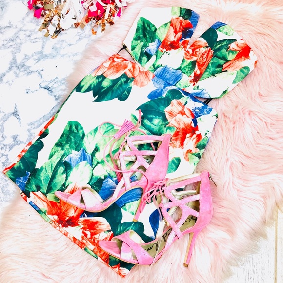 Forever 21 Dresses & Skirts - 🌵5/$25 EUC Forever 21 Floral Cut Out Dress Small